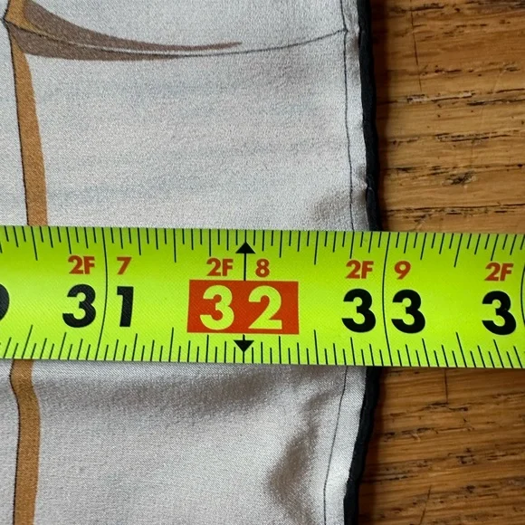 Vintage Fendi silk scarf roosters hand rolled - Picture 8 of 8